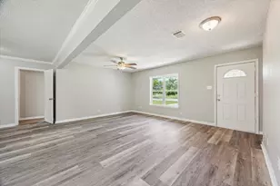 210 Laurel St, Lake Jackson, TX 77566 - Photo 2