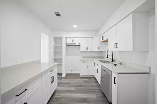 5874 Belneath St, Houston, TX 77033 - Photo 6