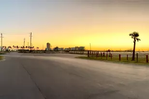10 Gulf Ln, Galveston, TX 77550 - Photo 28
