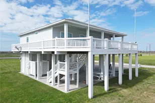 973 Sea Breeze, Crystal Beach, TX 77650 - Photo 4