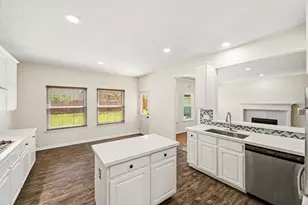 215 Crabapple Dr, Baytown, TX 77520 - Photo 10