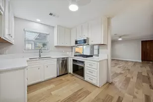 10422 Raritan Dr, Houston, TX 77043 - Photo 8