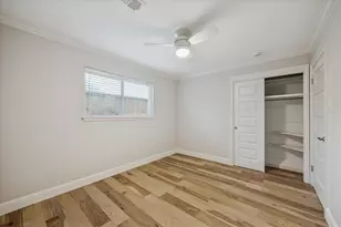 10422 Raritan Dr, Houston, TX 77043 - Photo 18