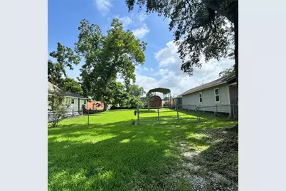 112 E Pearce Street, Baytown, TX 77520 - Photo 2