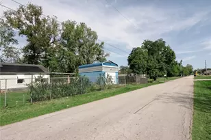 511 S Winfree St, Dayton, TX 77535 - Photo 22