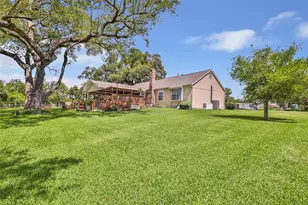 111 S 8th St, Highlands, TX 77562 - Photo 14