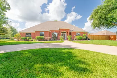 203 Canyon Oak Drive, Lake Jackson, TX 77566 - Photo 2