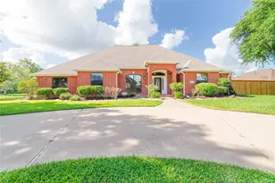 203 Canyon Oak Dr, Lake Jackson, TX 77566 - Photo 1