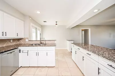 6555 Grovewood Lane, Houston, TX 77008 - Photo 12