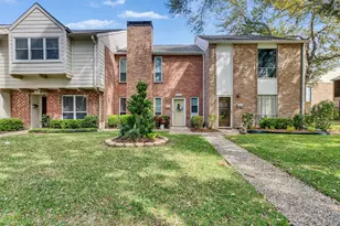 10252 Longmont Dr, Houston, TX 77042 - Photo 2