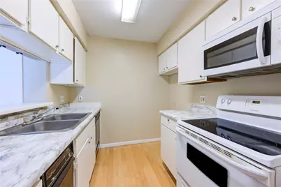 3055 Walnut Bend Lane #21, Houston, TX 77042 - Photo 10