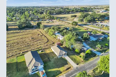 1315 Sam St, El Campo, TX 77437 - Photo 4