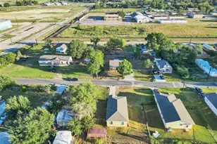 1315 Sam St, El Campo, TX 77437 - Photo 2