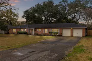 910 6th St, Bay City, TX 77414 - Photo 2