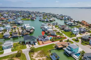 208 Coconut St, Tiki Island, TX 77554 - Photo 2