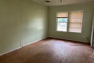 1011 W Phillips St, Alvin, TX 77511 - Photo 8