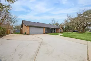 403 Colonial Dr, Friendswood, TX 77546 - Photo 2