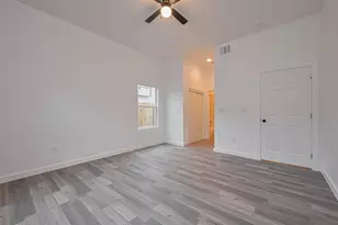 9005 Hilda St, Houston, TX 77033 - Photo 12