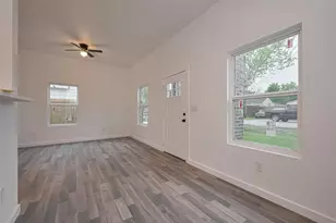 9005 Hilda St, Houston, TX 77033 - Photo 6