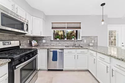 183 N Village Knoll Circle, The Woodlands, TX 77381 - Photo 6