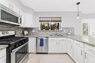 183 N Village Knoll Cir, The Woodlands, TX 77381 - Photo 6