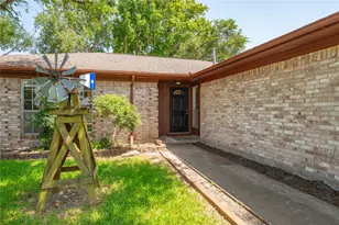 2906 Heatherwood Dr, Baytown, TX 77521 - Photo 2
