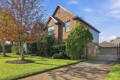 2922 Marble Falls Drive, Pearland, TX 77584 - Photo 2