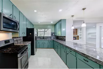 301 Meadow Lane, Hitchcock, TX 77563 - Photo 12