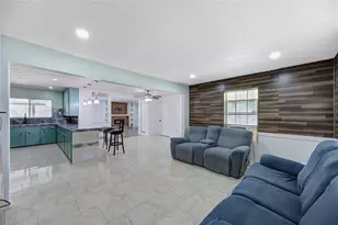 301 Meadow Ln, Hitchcock, TX 77563 - Photo 6