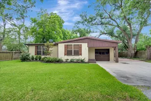 527 S Iowa Ave, League City, TX 77573 - Photo 2