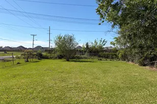 2005 Glasshouse St, Beaumont, TX 77703 - Photo 2