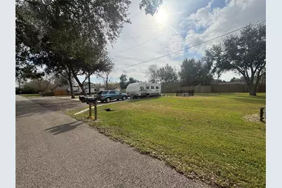 17915 Houston Avenue, Alvin, TX 77511 - Photo 2