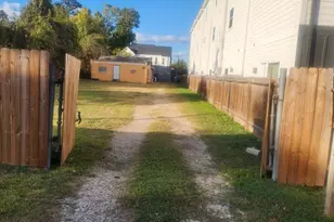 320 Thornton Rd, Houston, TX 77018 - Photo 1