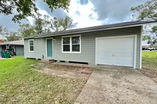 817 N Chenango St, Angleton, TX 77515 - Photo 1