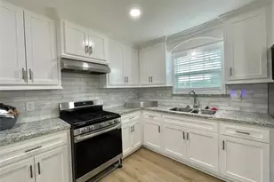 817 N Chenango St, Angleton, TX 77515 - Photo 8