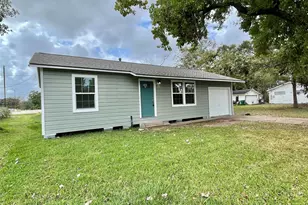 817 N Chenango St, Angleton, TX 77515 - Photo 2