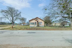 806 Plum St, Caldwell, TX 77836 - Photo 2