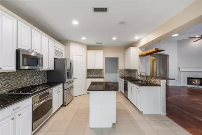 11 Belcarra Place, The Woodlands, TX 77382 - Photo 8