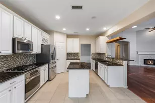 11 Belcarra Pl, The Woodlands, TX 77382 - Photo 8