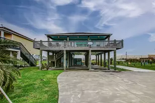 935 W Westview, Crystal Beach, TX 77650 - Photo 2