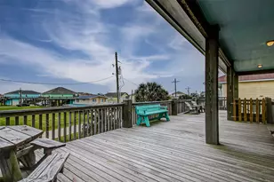 935 W Westview, Crystal Beach, TX 77650 - Photo 14