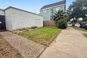 2106 Avenue L, Galveston, TX 77550 - Photo 2
