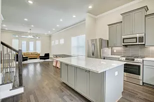 5802 E Post Oak Ln, Houston, TX 77055 - Photo 1