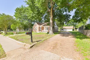 802 S Day St, Brenham, TX 77833 - Photo 2
