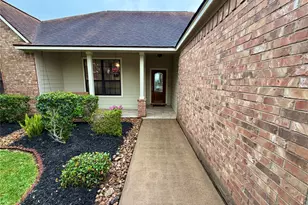 1448 S Blue Bonnet Ln, Angleton, TX 77515 - Photo 2