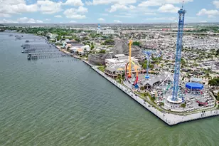 704 6th St, Kemah, TX 77565 - Photo 38