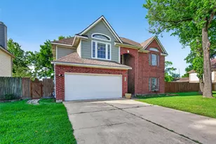 915 Highland Woods Dr, Highlands, TX 77562 - Photo 2