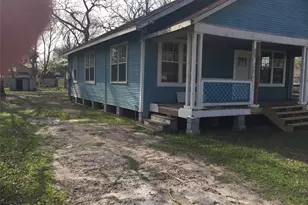 310 Foerster, El Campo, TX 77437 - Photo 2
