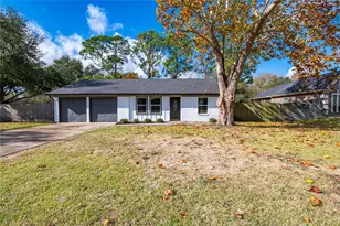 3426 E Meadow Ln, Dickinson, TX 77539 - Photo 2