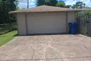 1116 Southampton St, Angleton, TX 77515 - Photo 4